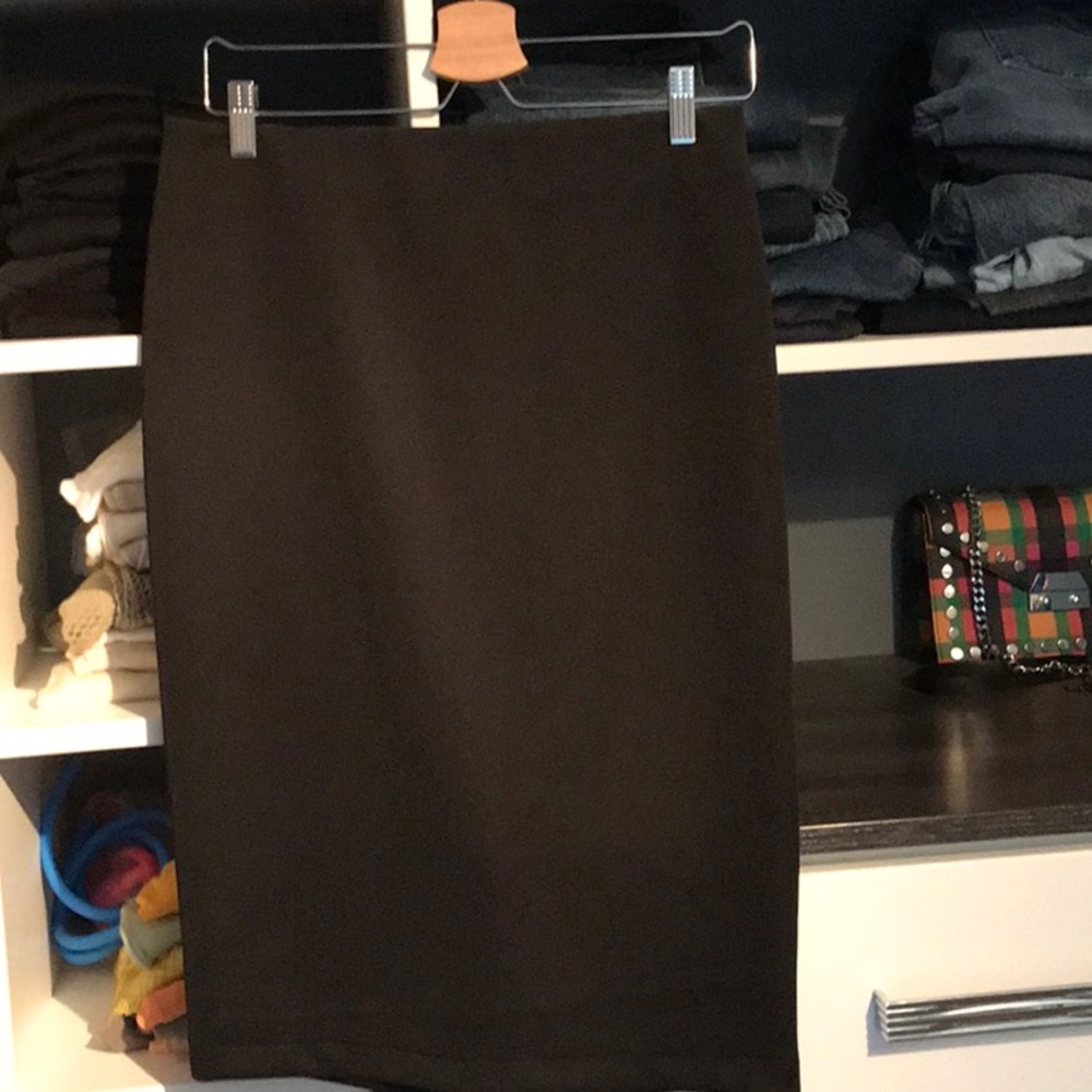 Classic pencil skirt with a real style touch in back. A long gold zipper👍🏽